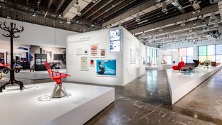 مساحة المعرض مع الأثاث