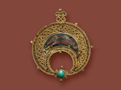 “Arab Women & Jewelry” (in Arabic)by L’ÉCOLE, School of Jewelry Arts, supported by Van Cleef & Arpelsin partnership with Qatar Museums - M7