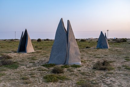 ثلاث منحوتات رخامية ذات أشكال متعددة