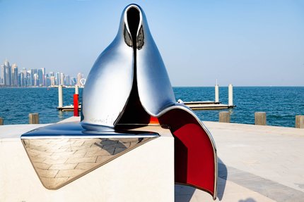 مجردة من الفضة النحت العاكسة لسيدة خليجية