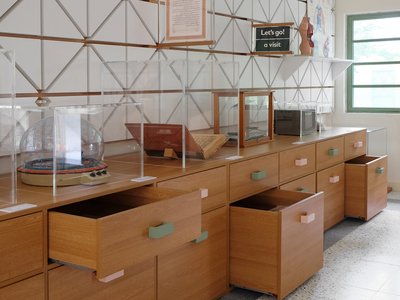 Image of the objects wall in the amna al Jaidah exhibition in Liwan