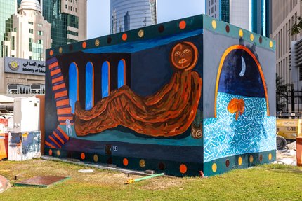 جدارية تصوّر شخصاً يبدو وكأنه محاصر داخل صندوق