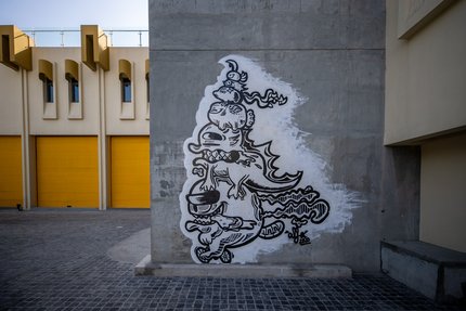 جدارية تمثّل شخصيات كرتونية مختلفة تبدو وكأنها مكدّسة بعضها فوق بعض على ظهر دراجة