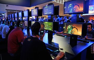 مراهقون يلعبون أحدث نسخة من لعبة ستار كرافت في معرض غيمزكوم في كولونيا، ألمانيا.