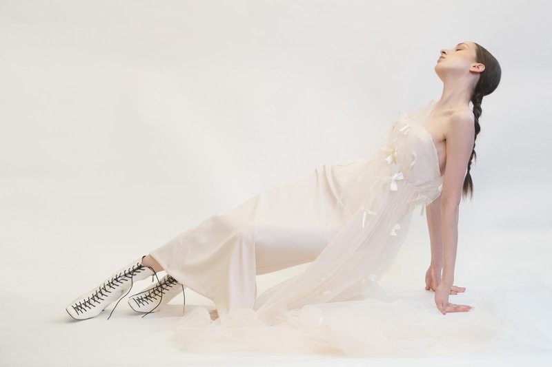 عارضة ترتدي فستانًا أبيض طويلًا