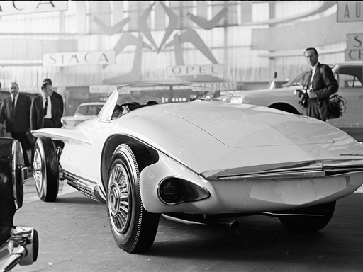 إطلالة خلفية لسيارة "ميرسر-كوبرا" خلال معرض باريس الدولي للسيارات، عام 1966. تصوير: غراهام غولد