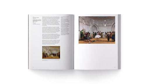 كتاب مفتوح يعرض نصًا على الصفحة اليسرى ولوحة لأشخاص في مكان تاريخي على الصفحة اليمنى.