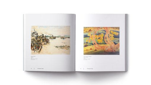 كتاب مفتوح يعرض لوحتين؛ الصفحة اليسرى تعرض مشهد نهر مع قوارب، والصفحة اليمنى تعرض منظرًا طبيعيًا ملونًا مع الأشجار.