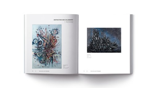 كتاب فني مفتوح يعرض لوحات تجريدية على صفحتين، حيث تعرض الصفحة اليسرى أشكالًا ملونة والصفحة اليمنى تتميز بأشكال داكنة وخشنة.