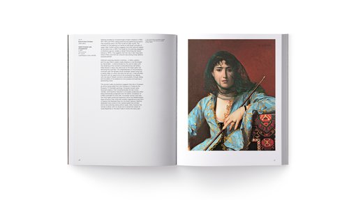 كتاب مفتوح يعرض نصًا على الصفحة اليسرى وصورة لامرأة ترتدي الزي التقليدي وتحمل بندقية على الصفحة اليمنى.