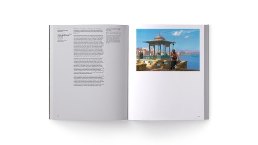 افتح مجلة تعرض مقالاً على الصفحة اليسرى ورسمًا ملونًا لشخص على شرفة تطل على مساحة من المياه على اليمين.