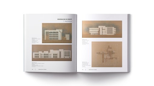 كتاب مفتوح يعرض رسومًا معمارية ومخططات طوابق على خلفية بيج. عنوانه "الإقليمية في جدل: المعرض الأول".