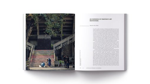 كتاب مفتوح يحتوي على صورة على الصفحة اليسرى تُظهر أشخاصًا على درجات، ونص على الصفحة اليمنى حول المؤسسات الفنية الباكستانية.