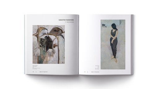 كتاب مفتوح يعرض لوحتين تجريديتين؛ اللوحة اليسرى تصور شخصيات ترتدي ملابس ذات قلنسوة، واللوحة اليمنى تصور شخصًا واقفًا.