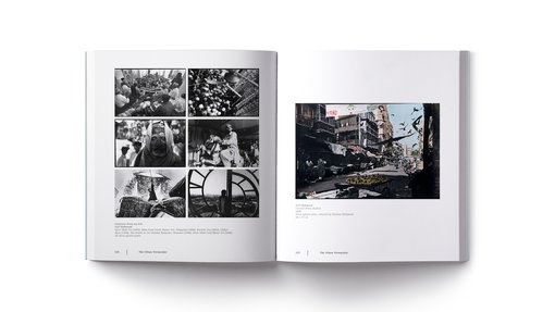 كتاب مفتوح يعرض صورًا بالأبيض والأسود على اليسار وصورة مشهد شارع ملون على اليمين.