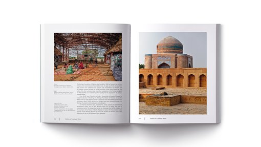 كتاب مفتوح يظهر منظرًا داخليًا مع أشخاص في الصفحة اليسرى ومبنى تاريخي من الطوب مع قبة في الصفحة اليمنى.