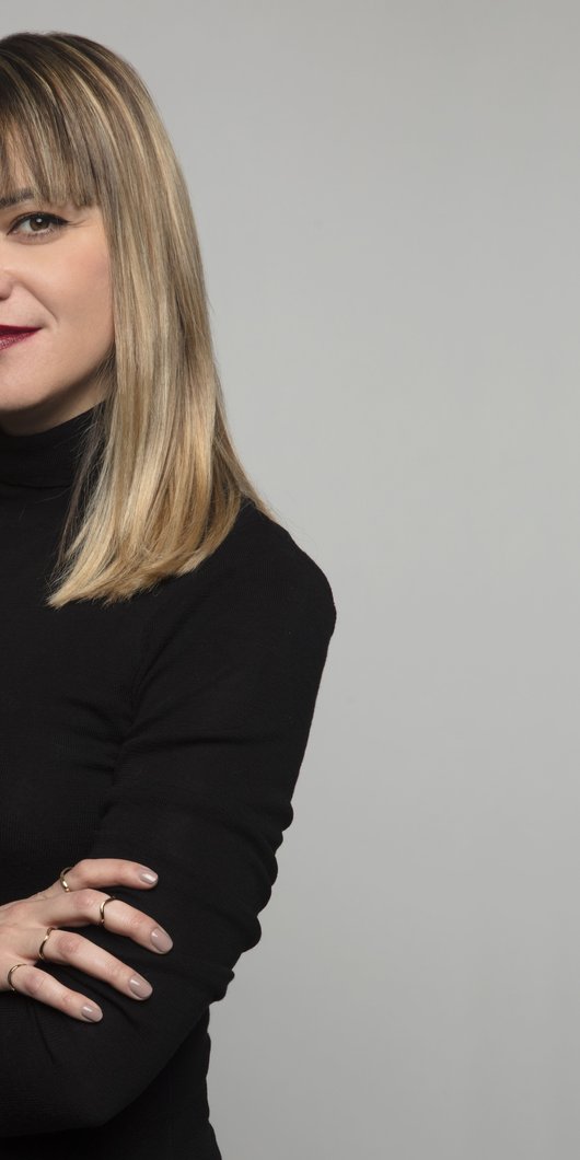 Woman with blonde hair and red lipstick