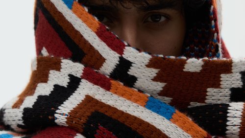 model wearing a sadu weave heavy scarf around his face