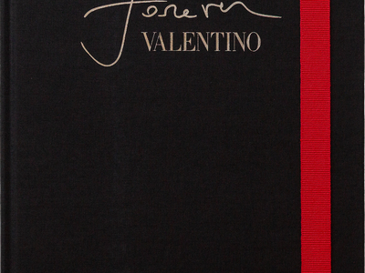 غلاف كتاب أسود بعنوان "فالنتينو" مع توقيع في الأعلى وخط أحمر عمودي على الحافة اليمنى.