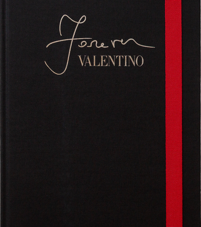 غلاف كتاب أسود بعنوان "فالنتينو" مع توقيع في الأعلى وخط أحمر عمودي على الحافة اليمنى.