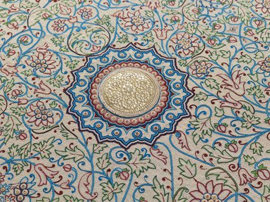 .وردة دائرية مطرزة بحجر الألماس وضعت على أرضية من الذهب والفضة