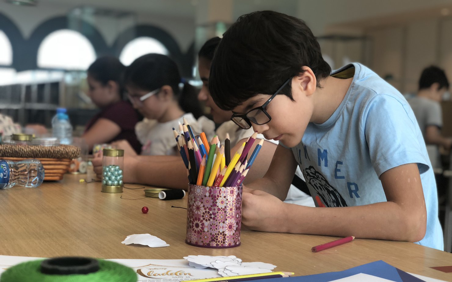 A child does arts and crafts