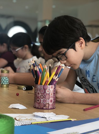 A child does arts and crafts