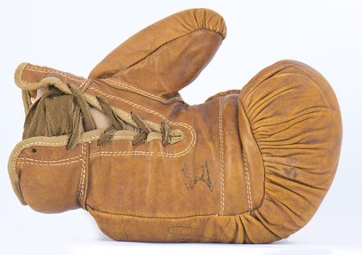 قفاز ملاكمة جلدي ملون عتيق.