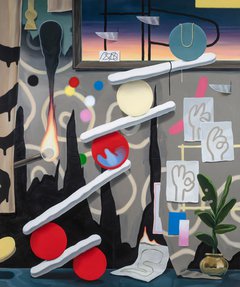 لوحة زيتية للفنان ريان براوننج بعنوان حريق متعمد تعرض عدة أشياء مختلفة الأشكال والألوان